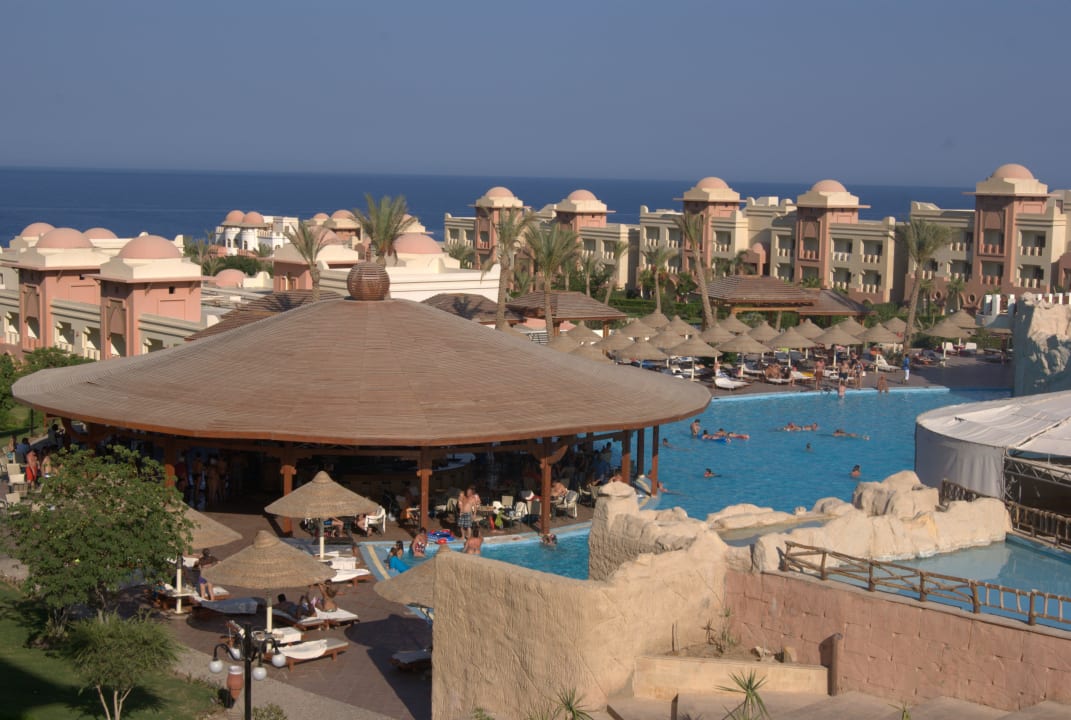 Widok z pokoju na basen i bar Serenity Alpha Beach