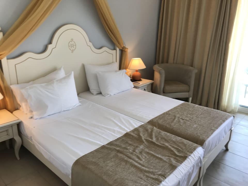 Zimmer Alexander Beach Hotel & Village Resort