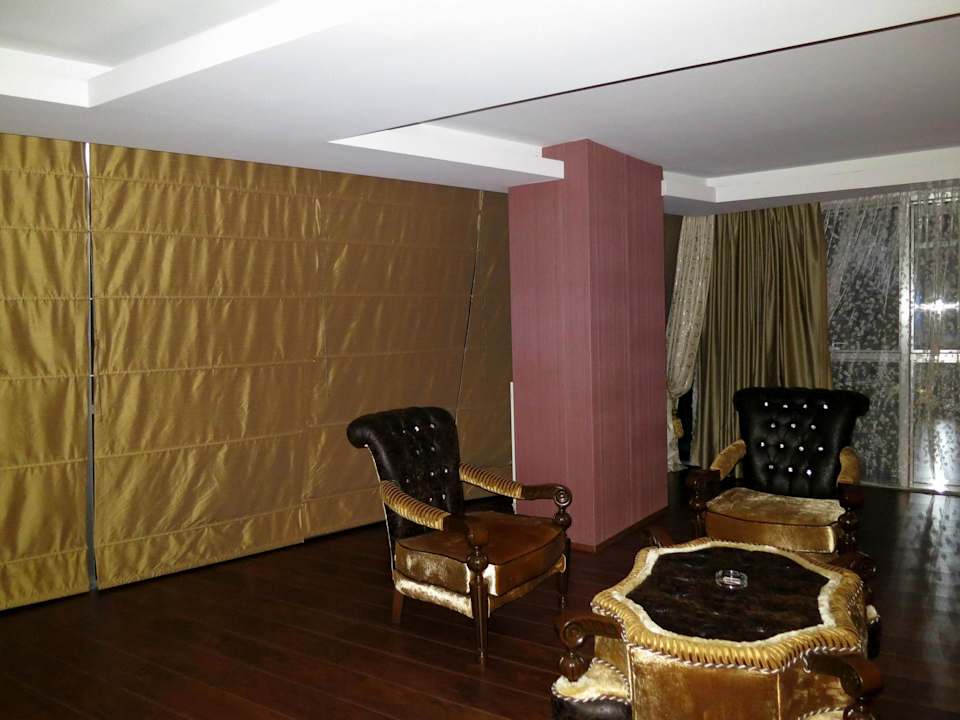 Aufenthalt und Schlafbereich Hotel Golden Palas