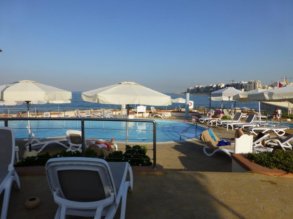 Poolbereich am Meer Hilton Malta