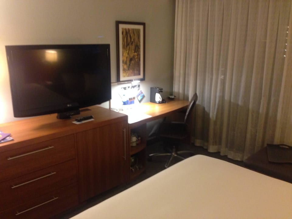 Desk & TV Hotel Hyatt Place Waikiki Beach