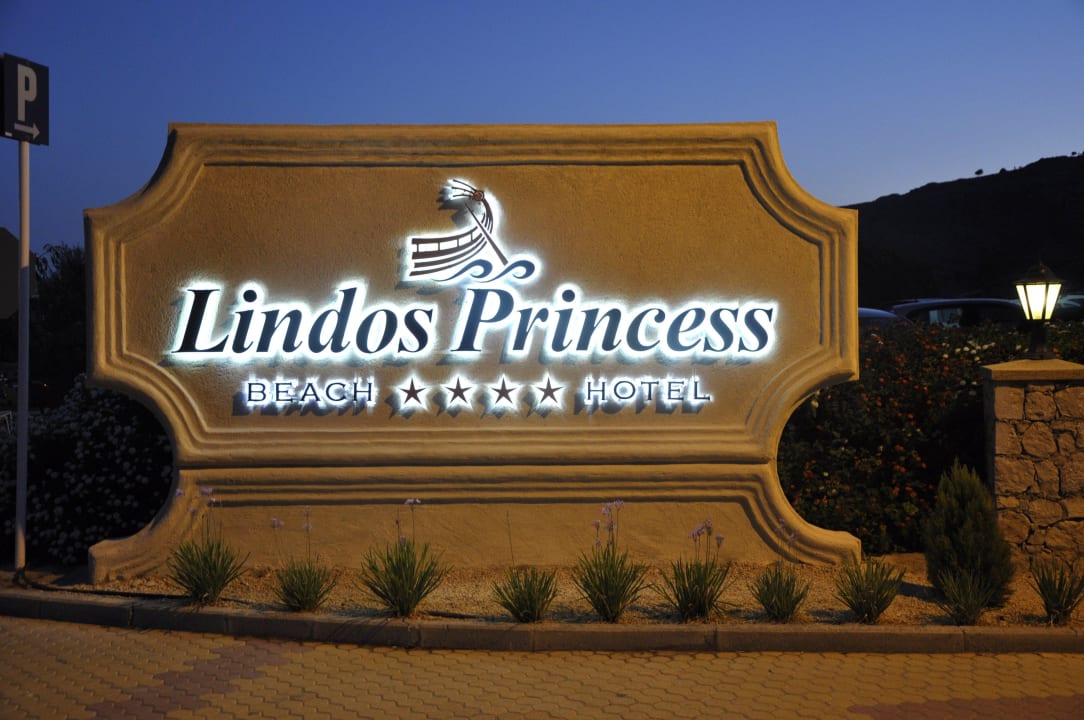 Vor dem Hotel Lindos Princess Beach Resort & Spa