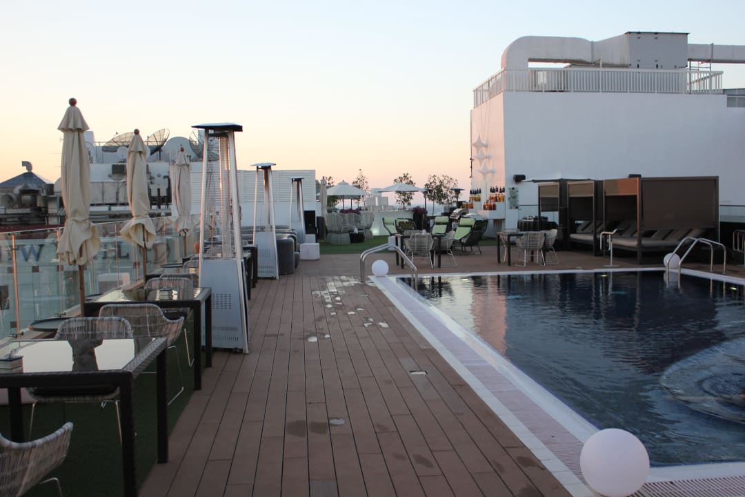 Pool auf der Dachterrasse The Canvas Hotel Dubai MGallery By Sofitel