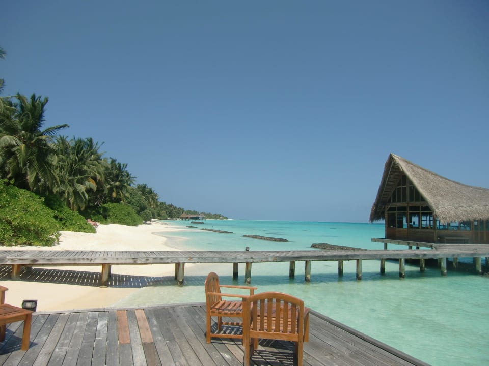 Blick von Dhonibar Richtung Wasservillen Lagune Kuramathi Maldives