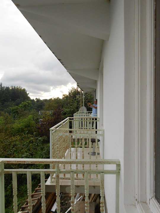 Jedes Zimmer hat einen kleinen Balkon Bondo's Guesthouse