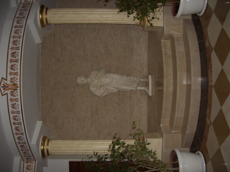 Römische Statue vor der lobbybar Roma Beach Resort & Spa 16+ Adult Only