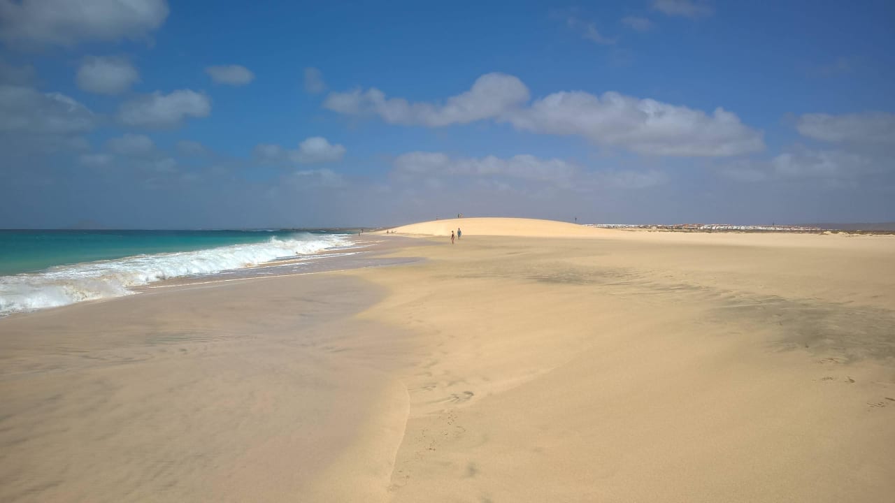 Strand mit Düne in Richtung Ponte Pietra Hotel Riu Cabo Verde