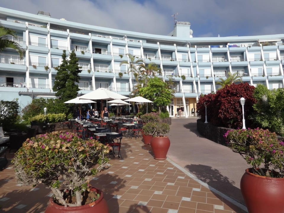 Sitzmöglichkeiten im Poolbereich Coral La Quinta Park Suites