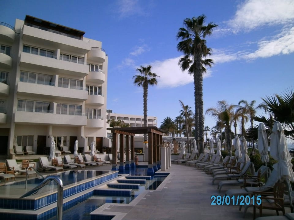 Der ruhige Nebenpoolbereich Alexander The Great Beach Hotel