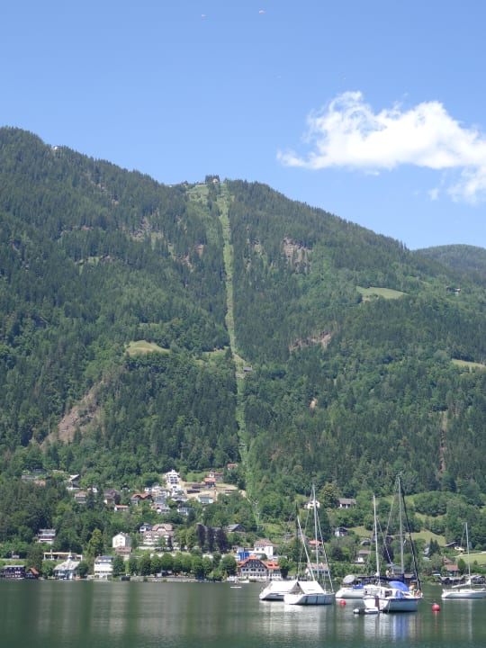 Gegenüber die Seilbahn/Sessellift ROBINSON LANDSKRON