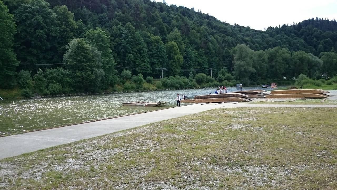 Widok na przystań flisacją na  tyłach hotelu Hotel Nad Przełomem