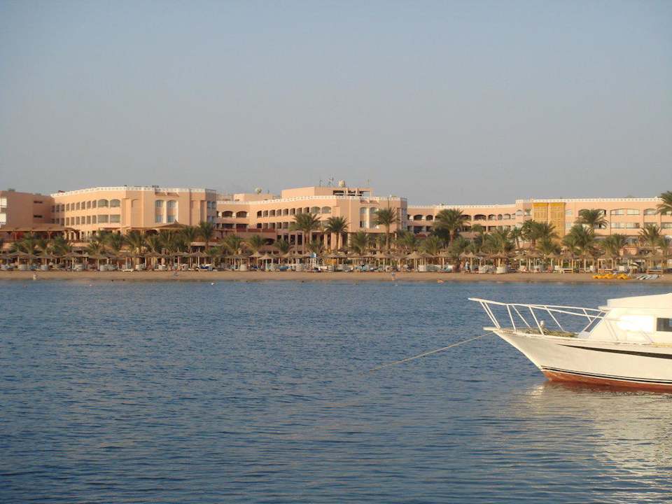 Вид на отель с пирса Beach Albatros Resort