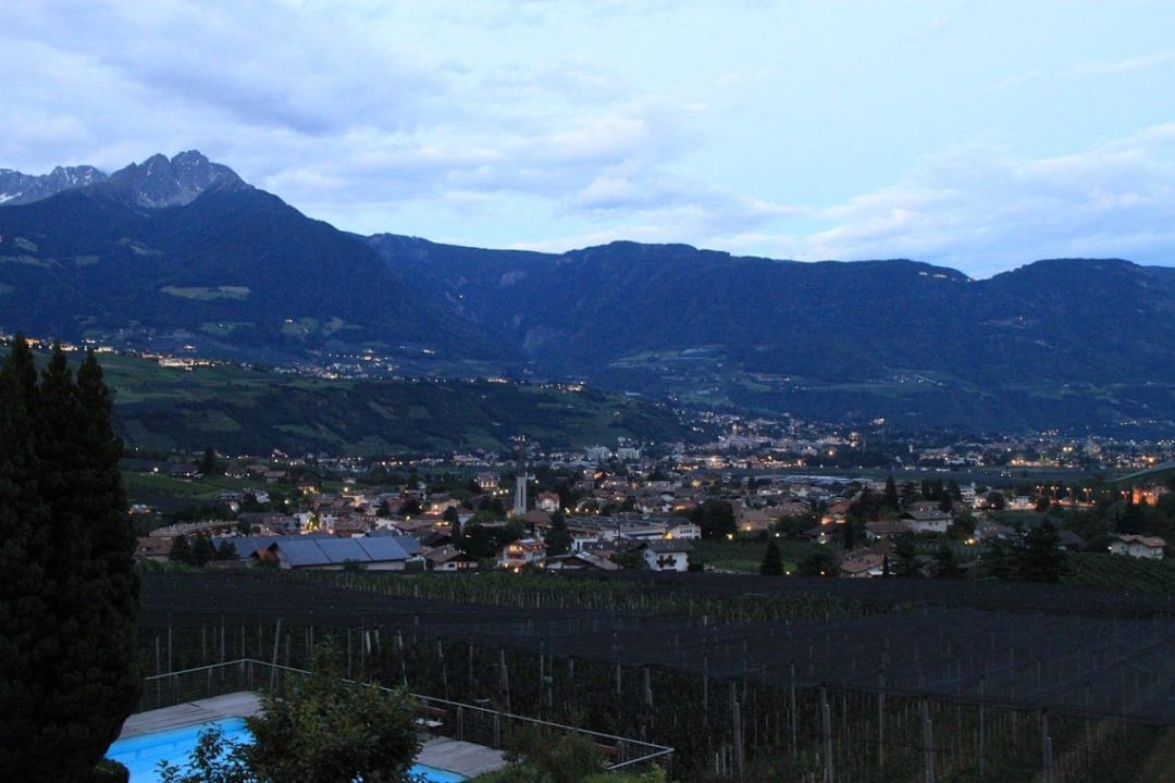Blick vom Balkon auf das abendliche Algund/Meran Hotel Residence Restaurant MaVie