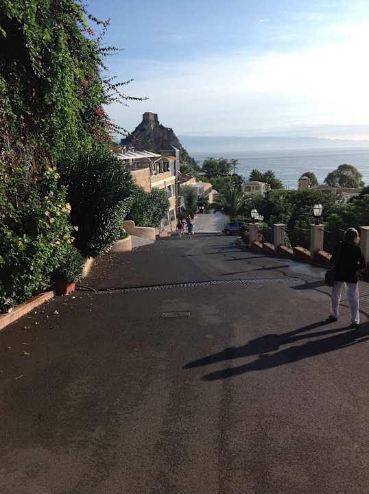 Steiler Zugang zur Anlage Capo dei Greci Taormina Coast Resort Hotel & Spa