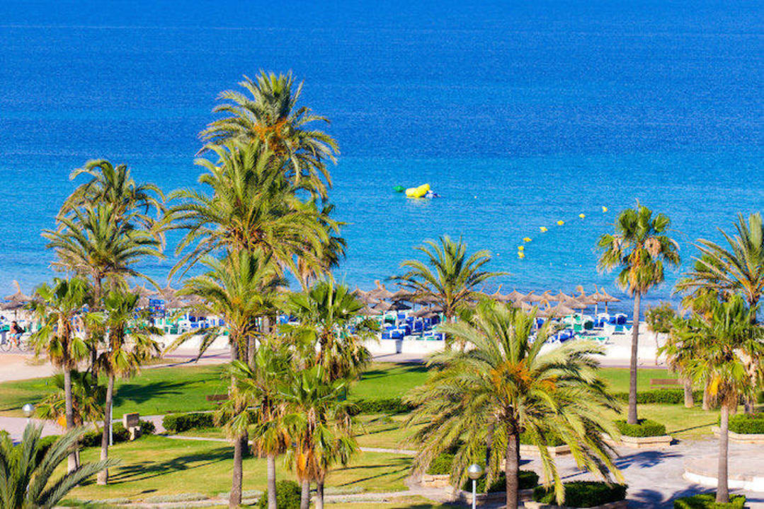 Strand mit Teleobketiv rangezoomt Hipotels Cala Millor Park