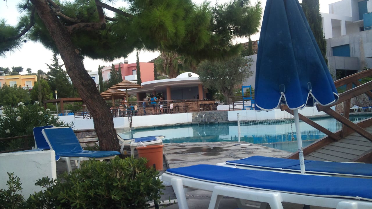 Hauptpool mit Bar im Hintergrund alltoura Club Hotel Porto Angeli Beach Resort