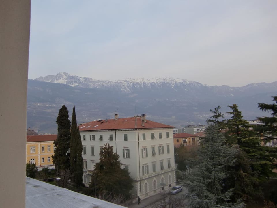 Blick aus dem Zimmer auf die Berge Hotel Rovereto