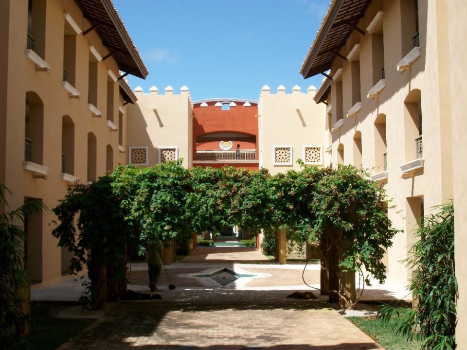 Innenhof der Wohntracktes 2 Iberostar Waves Bahia