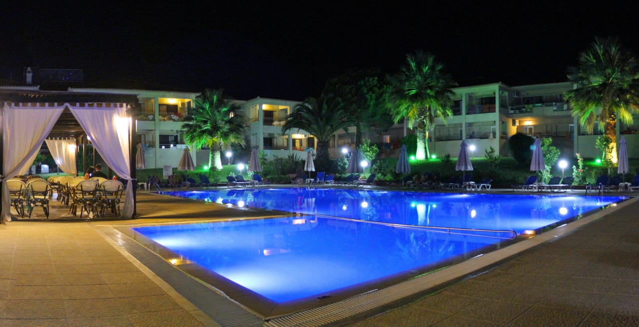 Abendfoto - Pool Hotel Kalives Resort