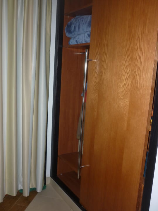 Kleiderschrank HL Miraflor Suites Hotel