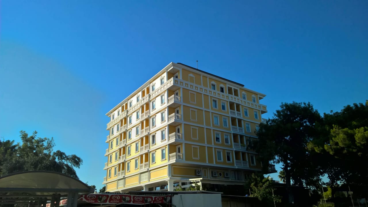 Haupthaus von der Straße aus Antik Garden