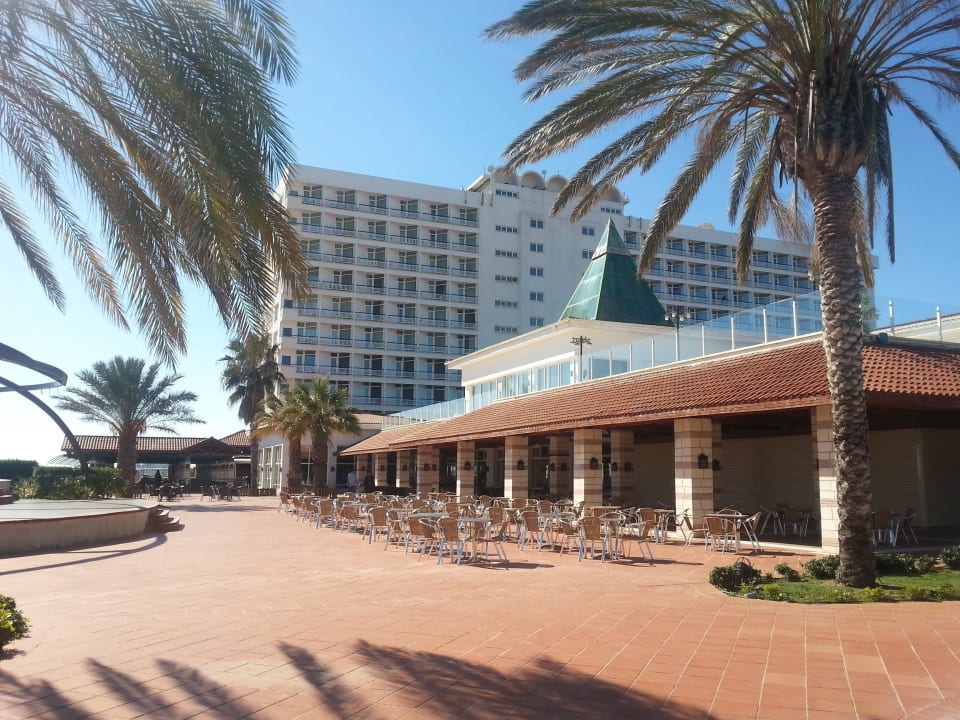 Hauptgebäude mit Terrasse Salamis Bay Conti Resort Hotel & Casino