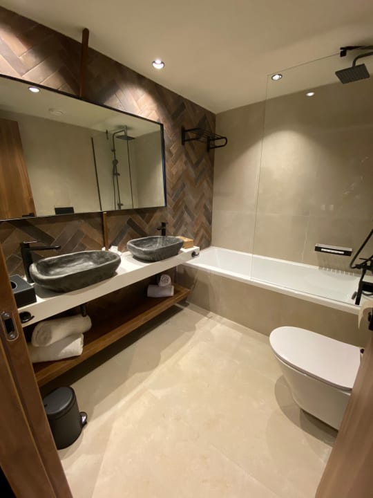 Zimmer Domes Aulūs Zante, Autograph Collection