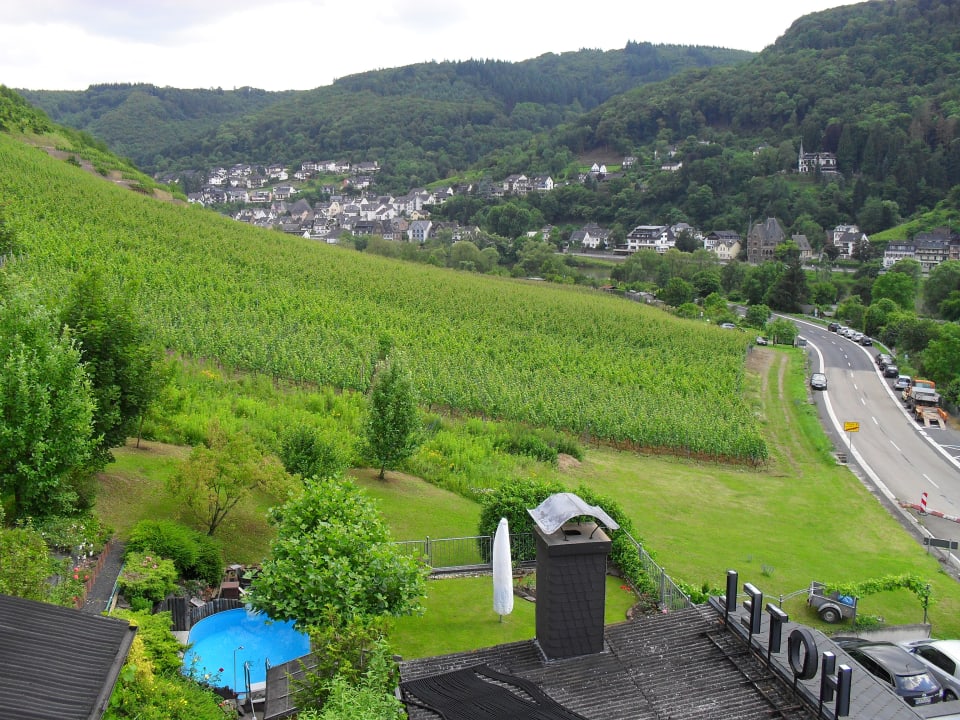 Ausblick vom Zimmer auf den Pool Flair Hotel am Rosenhügel