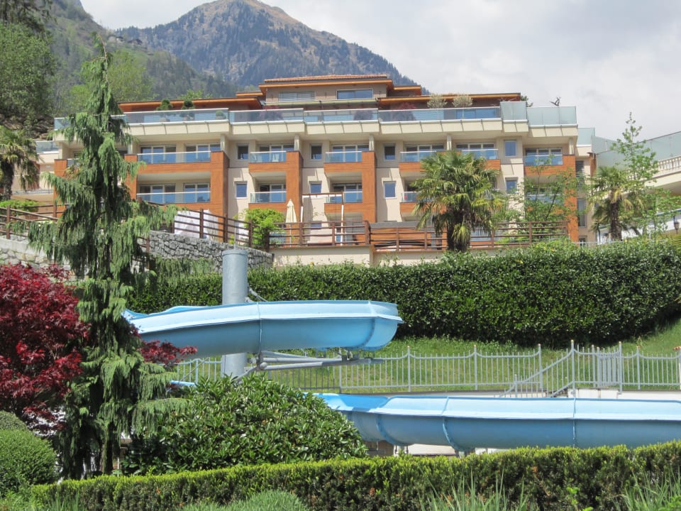 Eines von fünf Hotelgebäuden mit Wasserrutsche Quellenhof Luxury Resort Passeier