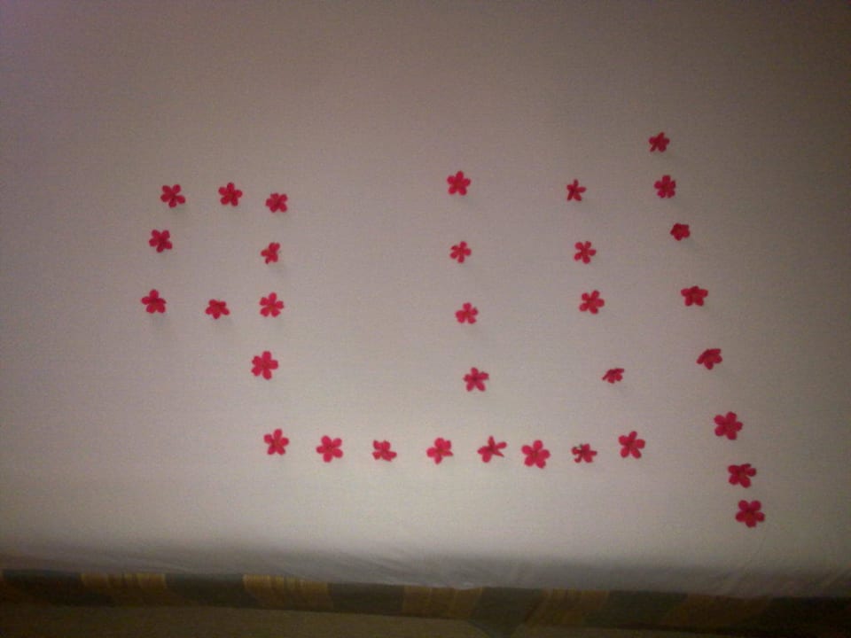 Allah auf arabisch in Blumen auf dem Bett Stella Beach Resort & Spa Makadi Bay