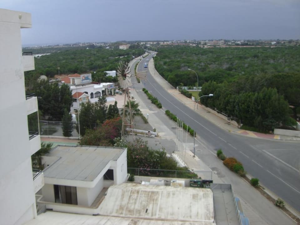 Straßenseite Adams Beach Hotel