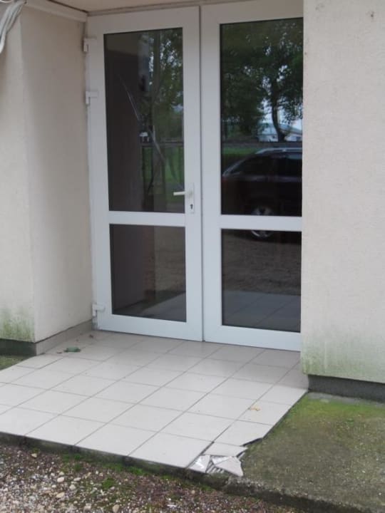 Nebeneingang, zerbrochenen Scheibe,Fliesen Hotel Kiss Family