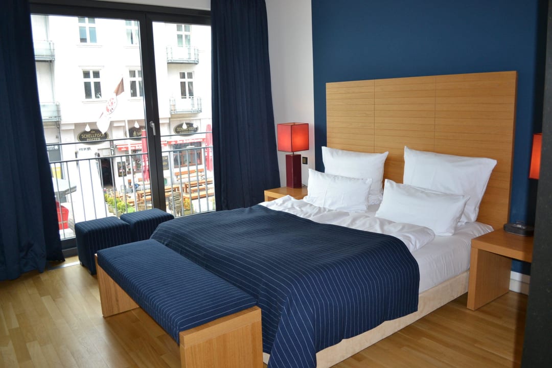 Schlafzimmer mit seit. Stadtblick Clipper Boardinghouse Hamburg-Holzhafen