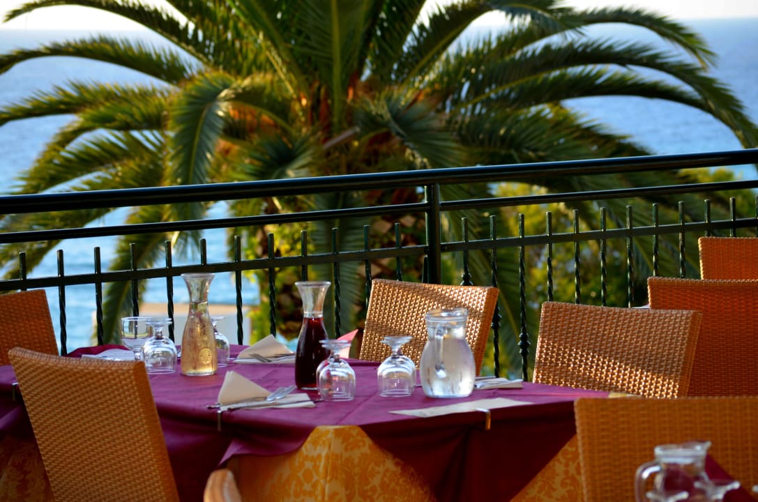 Ein Sitzplatz auf der Terrasse Aldiana Club Rocca Nettuno Calabria