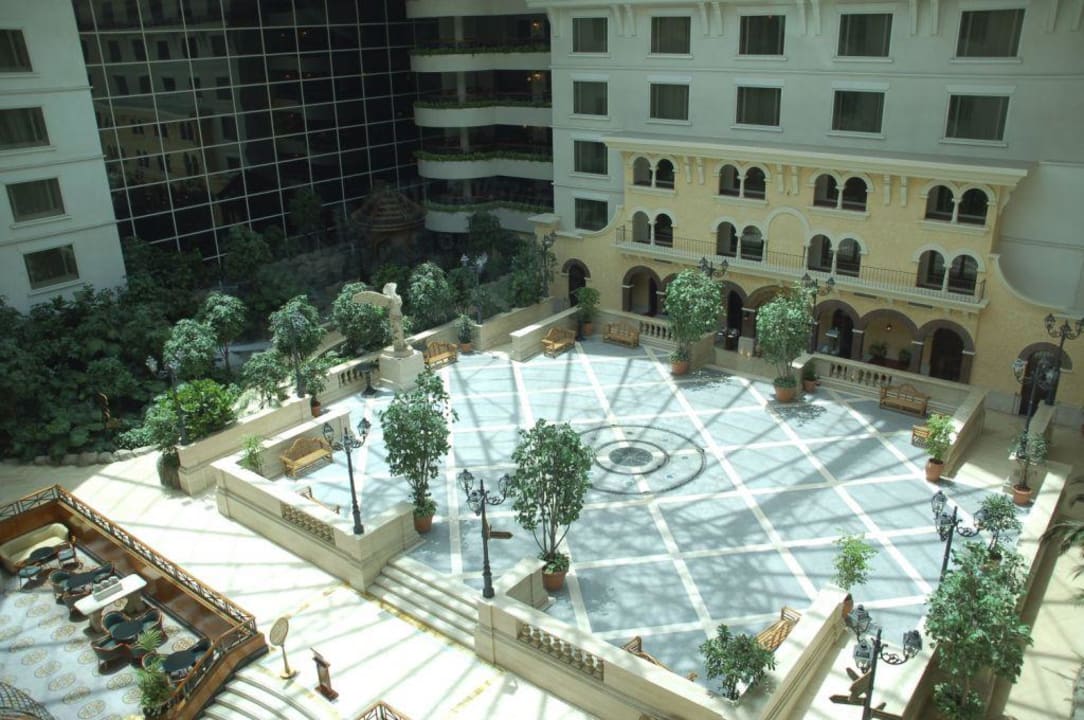 Ansicht auf den (klimatisierten) Innenhof The Bristol Hotel Dubai