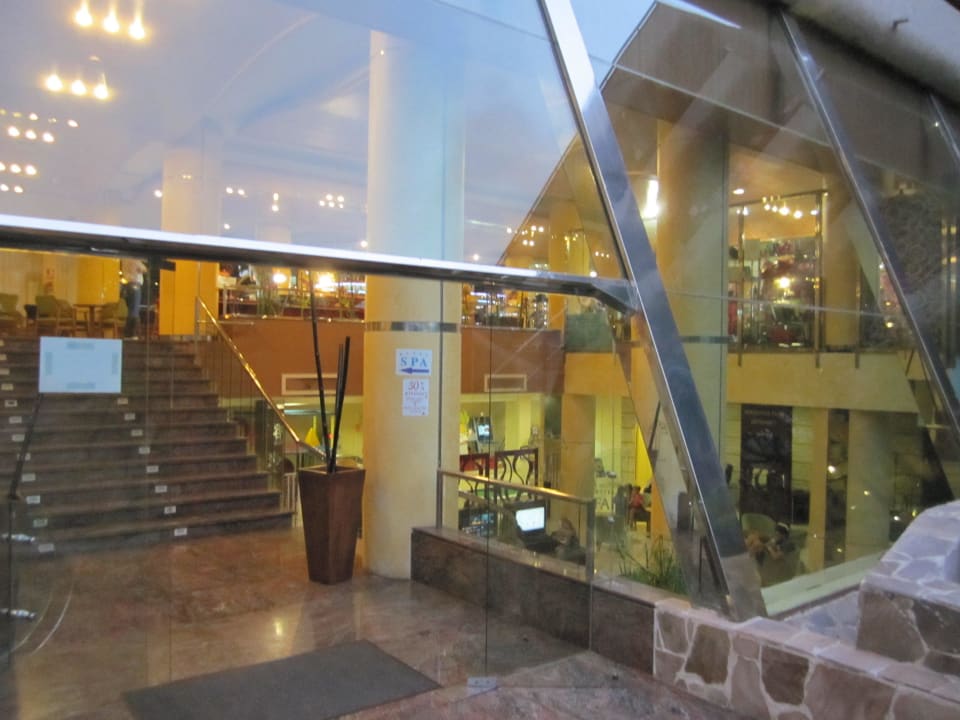 Eingang vom Innenhof zur Lobby GF FANABE