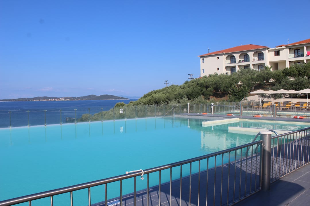 Pool Akrathos Beach Hotel