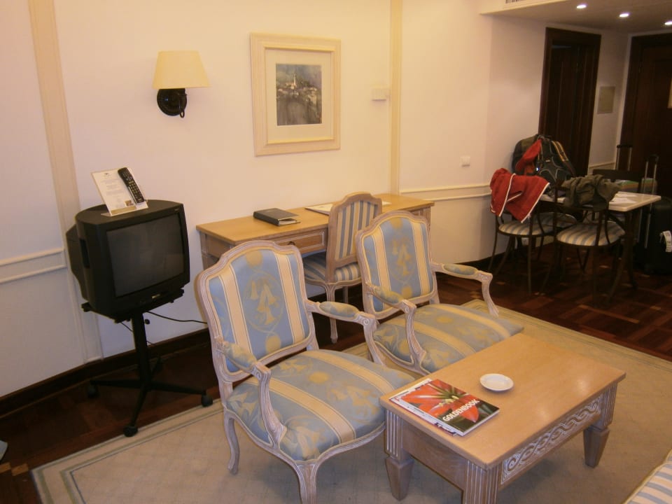 Röhrenfernseher, aber immerhin majestätische Stühle Pestana Royal Premium All Inclusive Ocean & Spa Resort