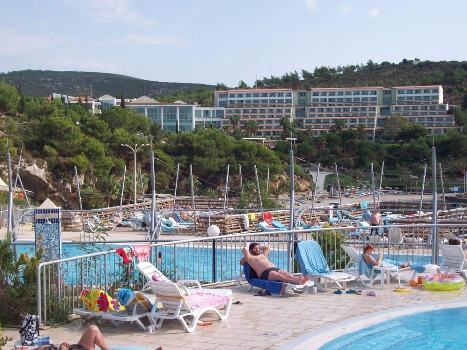Pool mit Blick aufs Hotel Hotel Pine Bay Holiday Resort