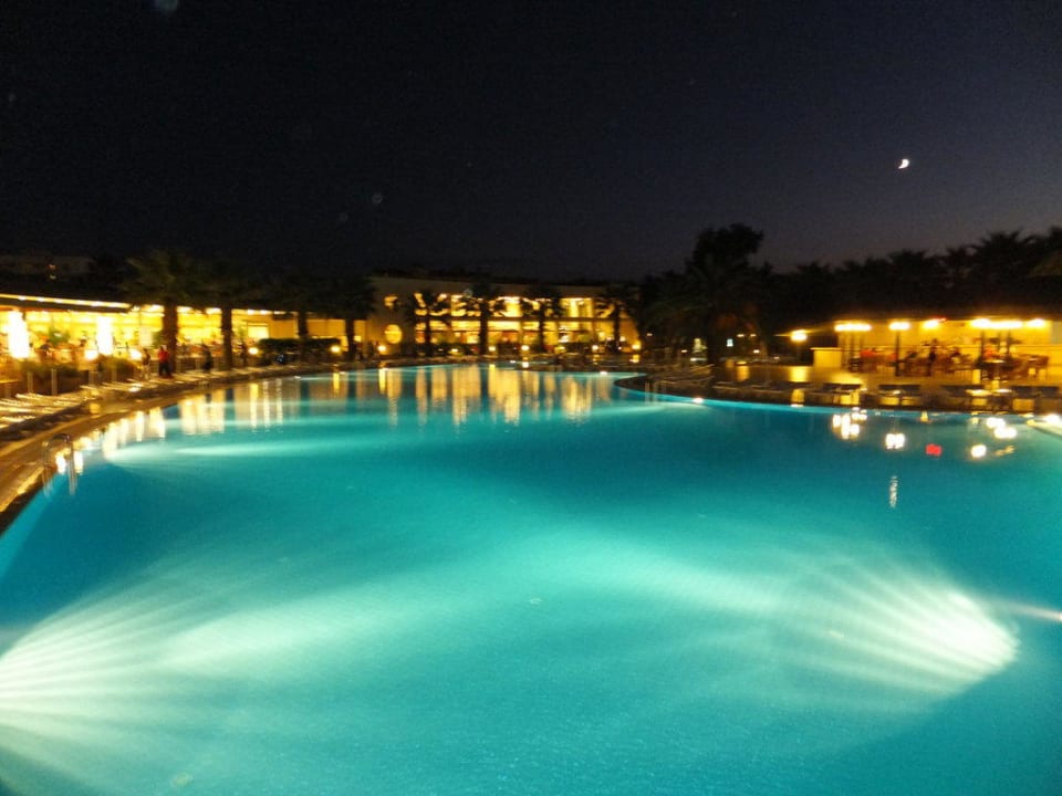 Pool vor dem Restaurant VONRESORT Golden Beach