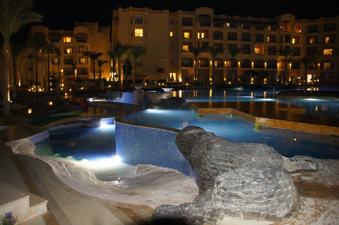 Poolanlage am Abend Tropitel Sahl Hasheesh