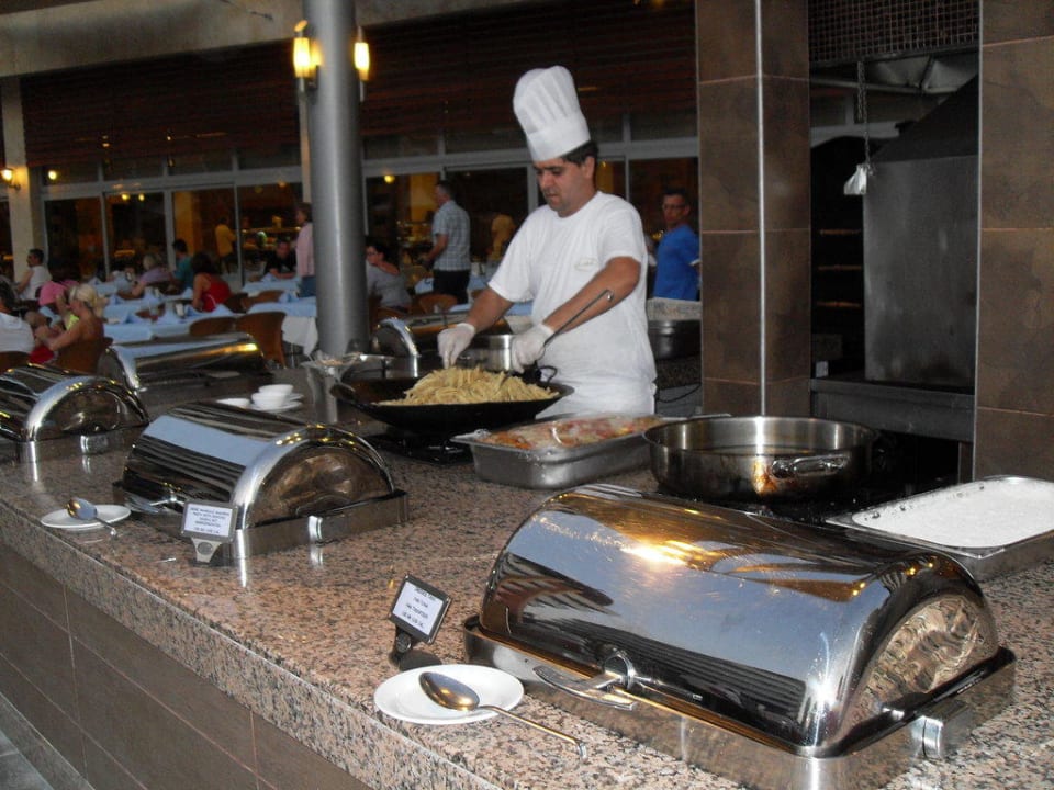 Frisch zubereitetes Abendbüffet Alaiye Resort & Spa