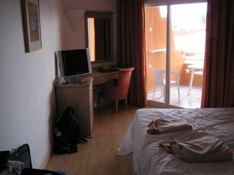 Fernseher und Kühlschrank Iberostar Waves Playa de Muro