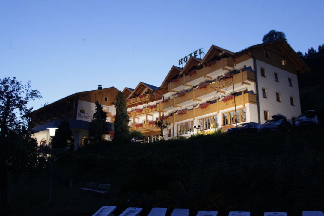 Hotel am Abend vom Pool aus Hotel Glocknerhof