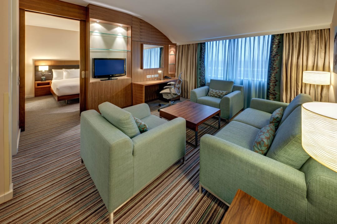 King Junior Suite Hilton Garden Inn Frankfurt Airport