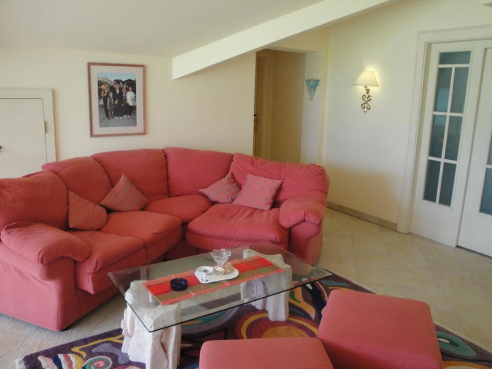 Sofa im Treppenhaus Suitentrakt Cinderella, 4. OG Wellnesshotel ...liebes Rot-Flüh