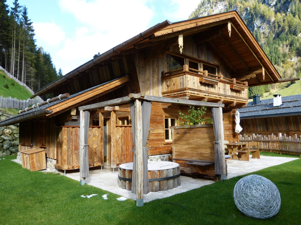 Chalethaus mit Außenbadewanne Chaletdorf Auszeit