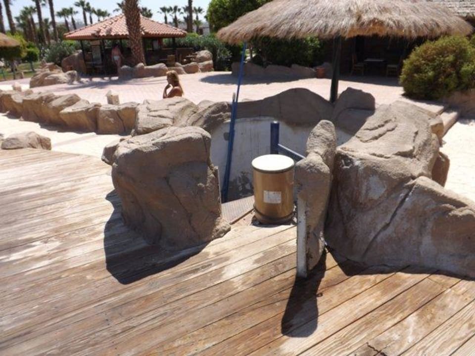 Am Pool eine Offen Tür wo es Tief abwerts geht  Lotus Bay Beach Resort