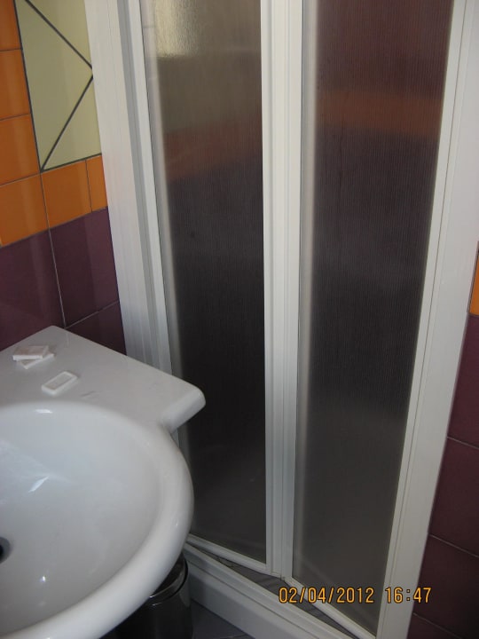 Zwischen Duschkabine und Waschbecken bisschen eng. Hotel Diana Pompei