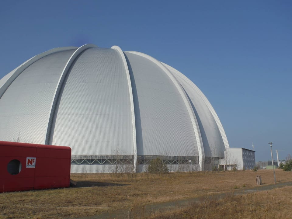 Links der Novasol Würfel, zum Check-in und -out Novasol Ferienhausdorf Tropical Insland
